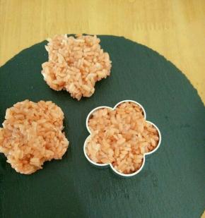 糯米饭加入适量熟油，搅拌均匀后用模具压出花形。