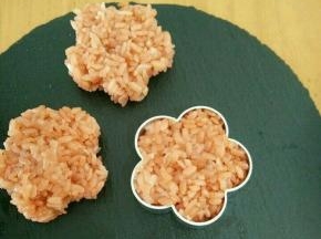 糯米饭加入适量熟油，搅拌均匀后用模具压出花形。