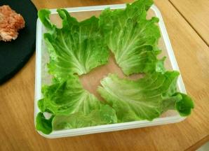 盒子洗干净，用生菜叶垫在底部。