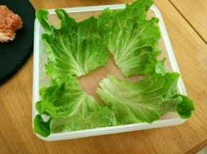 盒子洗干净，用生菜叶垫在底部。