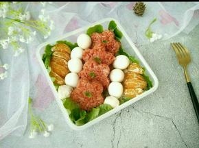 然后摆上糯米饭、鹌鹑蛋和橘子。