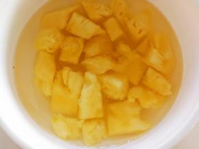 用盐水泡十分钟后沥干水分