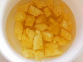 用盐水泡十分钟后沥干水分