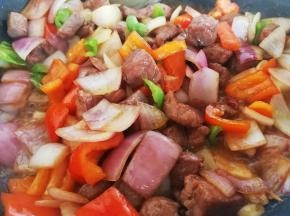 倒入牛排丁炒到牛排丁七成熟