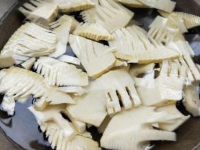 下冷水锅中，加适量盐，煮沸3分钟，捞出沥干。