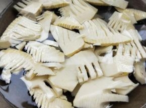 下冷水锅中，加适量盐，煮沸3分钟，捞出沥干。
