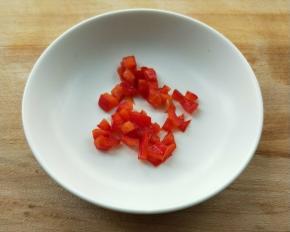 准备姜丝蒜末蒜苗叶，红椒切粒。