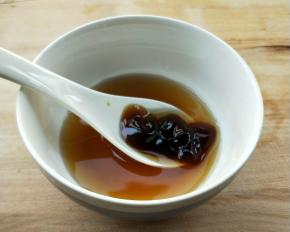 调味汁:清水，生抽，蚝油，盐，白糖，鸡精，混合均匀。