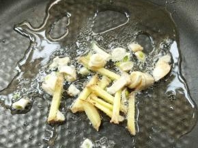 起油锅，放姜丝蒜末。
