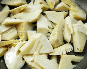 倒入春笋翻炒。