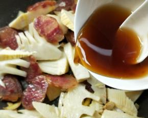 倒入调味汁翻炒一下。