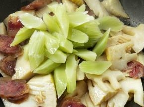 加莴苣翻炒。