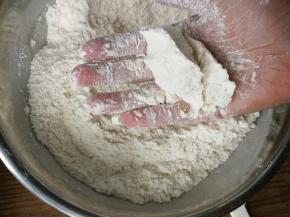 混合均匀，用手一团不会轻易散开