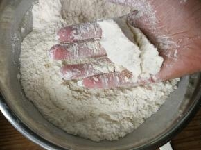 混合均匀，用手一团不会轻易散开