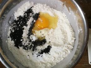 打入鸡蛋，加入盐和黑芝麻，搅拌均匀
