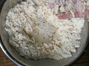 加入清水（最好不要一次性加入，先预留10g出来，看面团情况再决定是否需要加完）