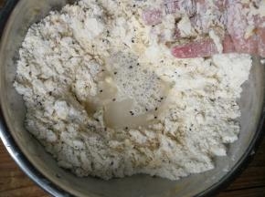 加入清水（最好不要一次性加入，先预留10g出来，看面团情况再决定是否需要加完）