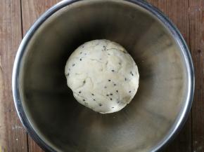 用手和成一个很硬的面团（面团能成团即可，麻叶面团不能很湿很软），然后将面团放入保鲜袋进行松弛，松弛半小时后取出再揉5分钟，面团就会变得光滑，然后继续放入保鲜袋松弛两个小时左右