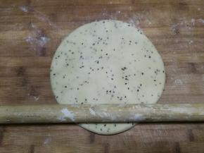 面团推开至两倍大直径的圆形