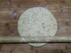 面团推开至两倍大直径的圆形