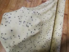 十几个回合后，将面团擀成薄薄的圆形面片