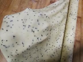 十几个回合后，将面团擀成薄薄的圆形面片