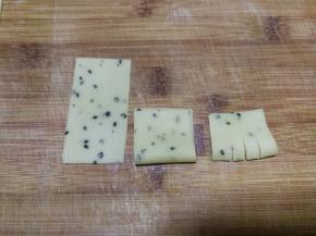 3指宽的长条也切成5cm左右的小段，对折后用刀先在中间切一刀，然后分别在两边各再切一刀，一共三刀