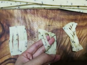 这是3指宽的另一种整形方法，把面片切5刀，然后拎起第二和第三股，再把顶部面片穿过第二和第三股后翻出来