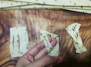 这是3指宽的另一种整形方法，把面片切5刀，然后拎起第二和第三股，再把顶部面片穿过第二和第三股后翻出来
