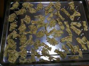 做好的麻叶生坯，此方做了图中两盘，之前一盘稍多些未拍图