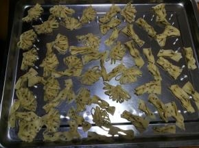 做好的麻叶生坯，此方做了图中两盘，之前一盘稍多些未拍图