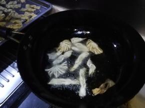 锅中加入适量玉米油，大火烧至筷子蘸进去起大泡后转小火，将做好的麻叶生坯依次放入炸制，两面金黄即捞出