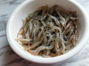 首先将活的河虾洗干净淋干水份。