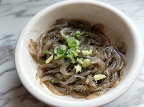 加入切好的葱姜，腌制30分钟。