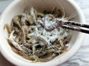 拌均匀，抖掉干粉。