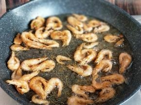 中小火炸至金黄，可以炸的酥一些，吃起来特别香。(分次炸，我炸了3锅)