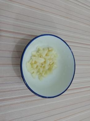 蒜切成小粒放入碗中