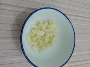 蒜切成小粒放入碗中