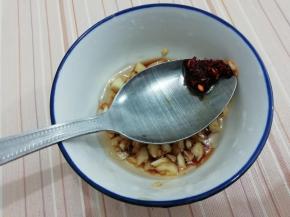 在加入辣椒油，搅拌均匀