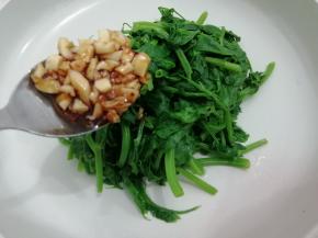 将调好的料倒入碗中，搅拌均匀即可