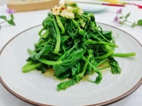 装入盘中，美味的凉拌豌豆苗来了