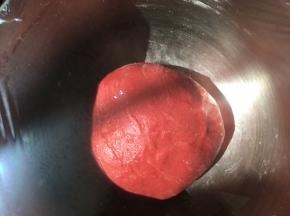 将面团放置容器内，盖保鲜膜室温发酵至两倍大