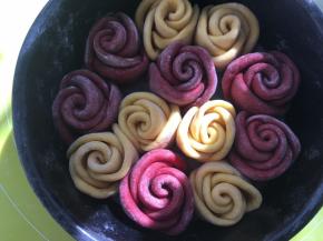 全部做好后，按照自己喜欢的方式将玫瑰花摆放在8寸不粘模具内，没有不粘模具用阳里模具也可以，内壁刷点玉米油方便脱模