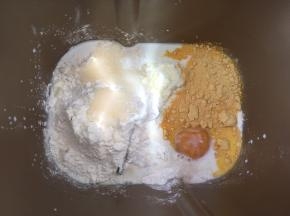 再来做黄色面团，将黄色面团中，除了黄油跟盐以外的材料倒入面包桶内