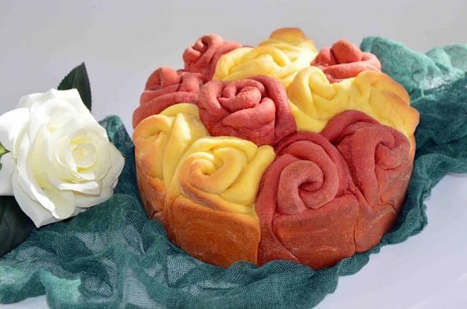 双色玫瑰花面包