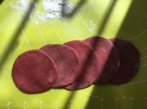 将擀好的5片圆片如图拼叠在一起