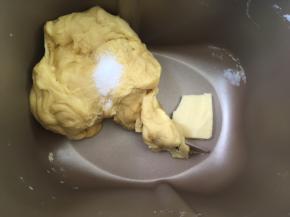 之后加入一小撮盐跟软化的黄油，继续揉均匀