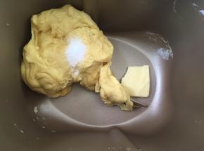 之后加入一小撮盐跟软化的黄油，继续揉均匀