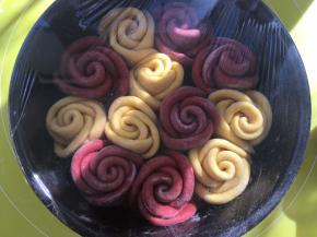 之后盖保鲜膜室温发酵，我的室温28度，阳台还有阳光照射，家里温度低的可以用烤箱二发