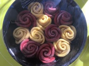 之后盖保鲜膜室温发酵，我的室温28度，阳台还有阳光照射，家里温度低的可以用烤箱二发